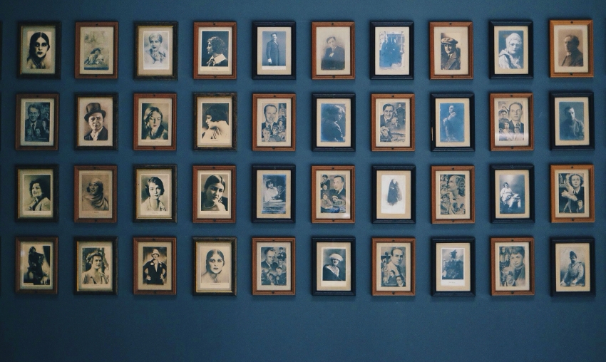 Resize Old Portraits On A Frame On The Wall T20 Ggv1yr