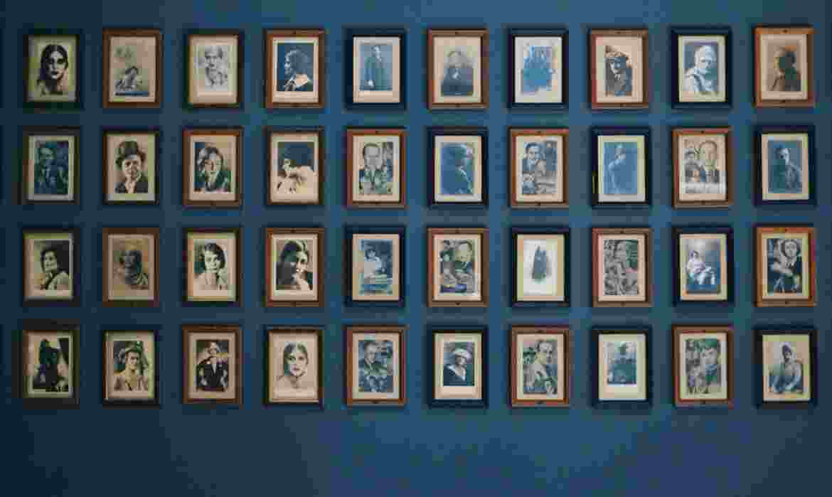 Resize Old Portraits On A Frame On The Wall T20 Ggv1yr